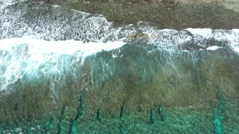 4K footage of waves breaking along the rocky coast of Fuvamulah, Maldives 스톡 동영상 183378982