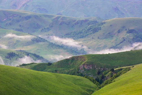 4K. The formation of clouds over alpine meadows, storm clouds. Видео 51346636