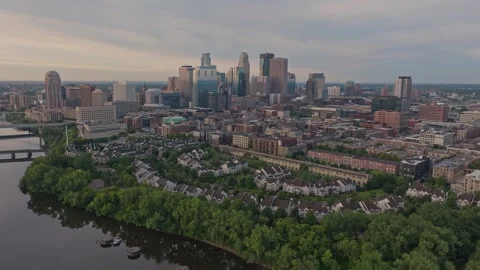 4K Forward Drone Shot of Minneapolis Skyline Near Bassett Creek Outfall Entrance Stock Footage 283339091