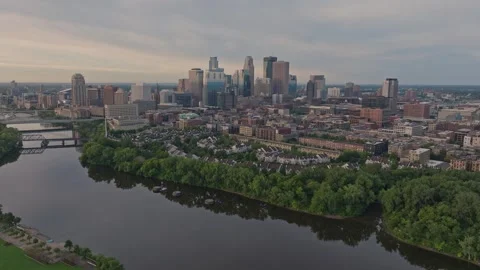 4K Forward Drone Shot of Minneapolis Skyline and Bassett Creek Outfall Entrance Video stock 283339111