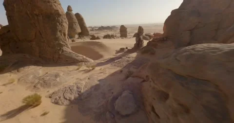 4k FPV Drone Shot flying between rock formations in Saudi Arabia #11 Vidéo 243172344
