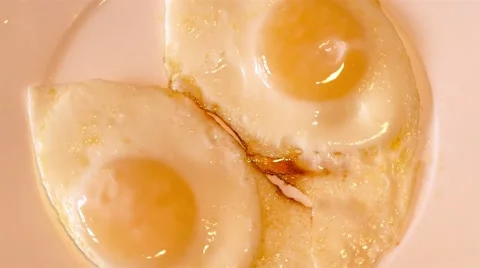 4k fried eggs on plate (close up) Stock-Footage 49673600