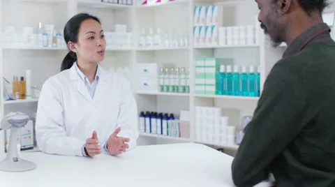 4K Friendly pharmacy worker advising mature man which medication to take Vidéo 59084832