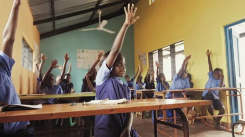 4k Front view of African pupils / students raising hand in class to answer teach Vídeos de archivo 199625630