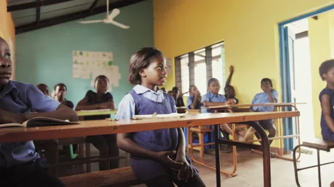 4k Front view of African pupils / students raising hand in class to answer teach Vídeos de archivo 199625778