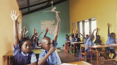 4k Front view of African pupils / students raising hand in class to answer teach Vídeos de archivo 199625783