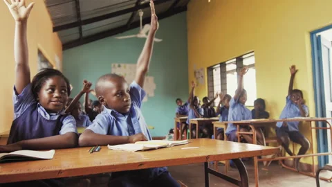 4k Front view of African pupils / students raising hand in class to answer teach Vídeos de archivo 199625784