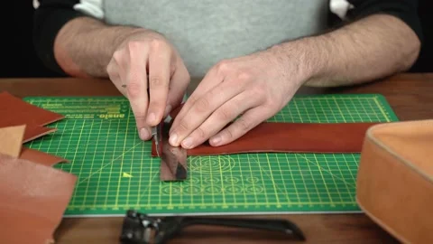 4k front view of man works the leather in an Italian handcrafted workshop Vidéo 145938306