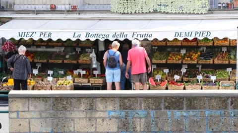 4K Fruit and Vegetable stand tourists, Naples Italy Video stock 68593629