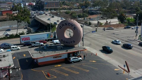 4K full orbiting drone shot of iconic landmark Randy's Donuts in Los Angeles Видео 97604698