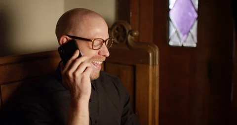 4k Funny vicar sneakingly having a flirtatious chat  Stock-Footage 128399605