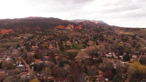 4K Garden of The Gods View From Old Colorado City Baseball Field During Sundown Stock-Footage 107242528
