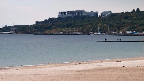 4K General plan of beach with people on the wavecutter Vidéo 99933061