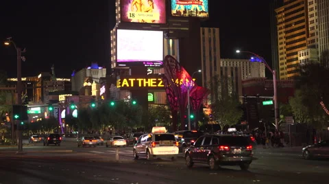 4K: Generic Las Vegas Strip Traffic &amp; Skyline Vídeo Stock 63105730