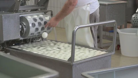 4K genuine mozzarella production process Stockbeeldmateriaal 92303735