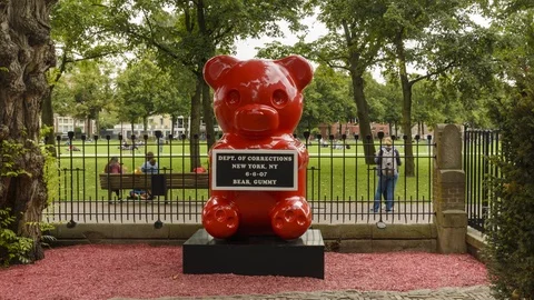 "4K Giant Statue Of Red Gummy Bear with zoom close in effect" Video stock 100849941