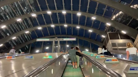 4K going up escalator landscape of canary wharf tube station Stock Footage 250180111