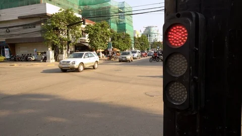 4k, A green traffic light turns red at a busy intersection of Siem Reap-Dan Stock Footage 119060337