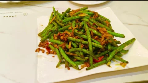 4K green vegetarian fried string beans on white marble table at Asian Chine.. Stockbeeldmateriaal 318268482