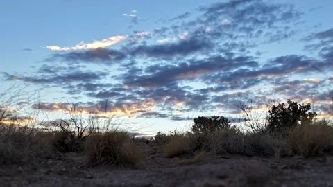 4K Ground Timelapse Of Fading Desert Sunset Light On Clouds Stockbeeldmateriaal 344951387