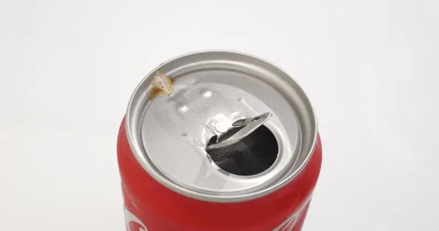 4K - Hand opening a can of lemonade Видео 313550444