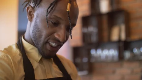 4k A happy rasta man making coffee with coffee machine in coffee shop. Vídeo Stock 111339849