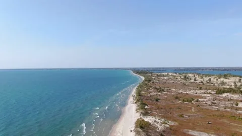 4K- HD Drone Flight Frontward High View of Prince Edward County Beach Video stock 142027014