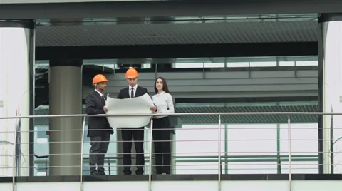 4K &amp; HD resolutions: the builders discuss the project at the balcony pit Video stock 39310671