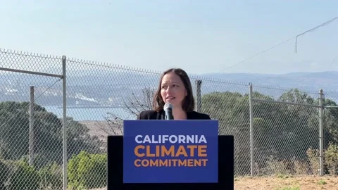 4K HD video Laura Deehan speaking at Climate Commitment Press Conference 動画素材 210912704
