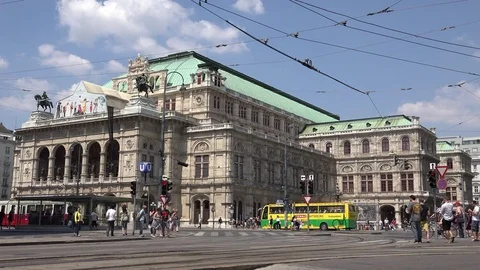 4K Heavy traffic street in Vienna crowded downtown State Opera building emblem Stock Footage