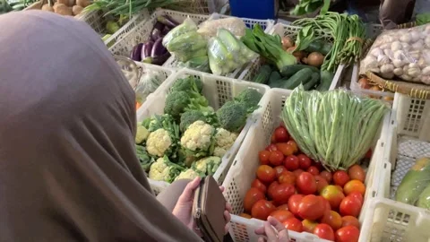4K High Angle of Muslim Hijab Woman Picking Fresh Pakcoy Traditional Market Stockbeeldmateriaal 337526890