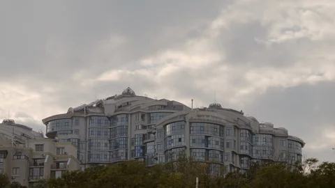 4K high-motion shooting of clouds movements along the sky with a building 스톡 동영상 100131761