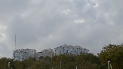 4K high-motion shooting of clouds movements along the sky with a round building Vidéo 100329502