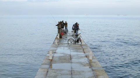 4K High-motion shooting of fishermen standing and fishing with lines Vidéo 100123776