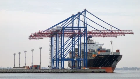 4K high-motion shooting of how the hsip is unloaded loaded with containers in Stock-Footage 100132087