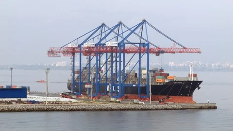 4K high-motion shooting of how the ship is unloaded loaded with containers in Vidéo 100328979
