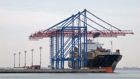 4K high-motion shooting of how the ship is unloaded and loaded with containers Stock-Footage 100332602