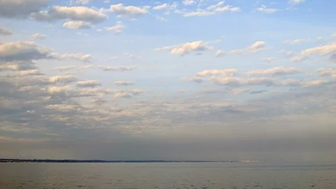 4K high-motion shooting of see and sky with flying birds Stock-Footage 100331824