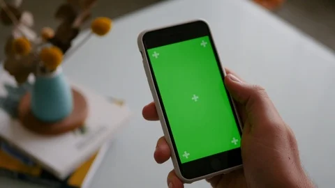 4K Holding iPhone Green Screen Chroma Key Tracked No Scroll 스톡 동영상 105624492