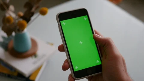 4K Holding iPhone Green Screen Chroma Key Tracked Horizontal Scroll 스톡 동영상 105624692