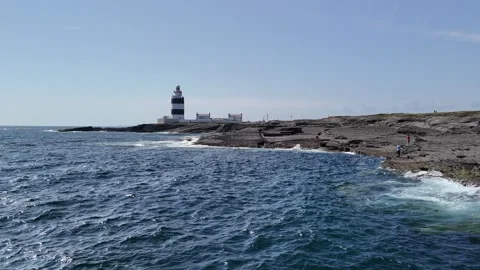 4K Hook Lighthouse on Rocky Coast in Ireland Stockbeeldmateriaal 333412347