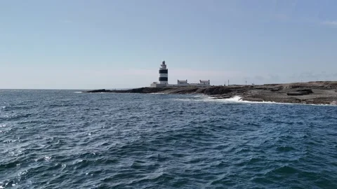 4K Hook Lighthouse on Rocky Coast in Ireland 库存影片 333412418