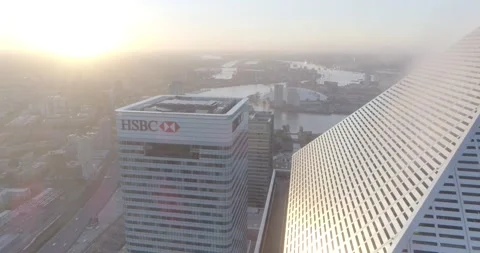 [4K] HSBC Tower (8 Canada Square) and steaming vents of skyscraper at sunrise Stock Footage 138961594