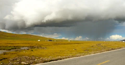 4k huge clouds mass rolling over namtso road,herdsman tent. 库存影片 45473714