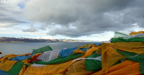 4k huge clouds mass rolling over lake namtso,tibet mansarovar,pray flag in wind 库存影片 45535926