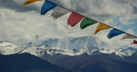 4k huge clouds mass rolling over lake namtso &amp; snow mountain,pray flag in wind. Vídeos de archivo 45565457