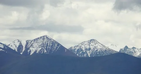 4k huge clouds mass rolling over nyainqentanglha snow mountain. Видео 45580161