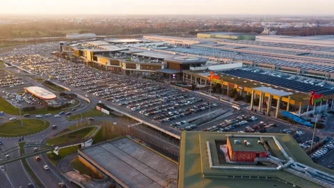 4k Hyper Lapse video of traffic in big shopping mall in Milan, Italy Stock-Footage 148846524