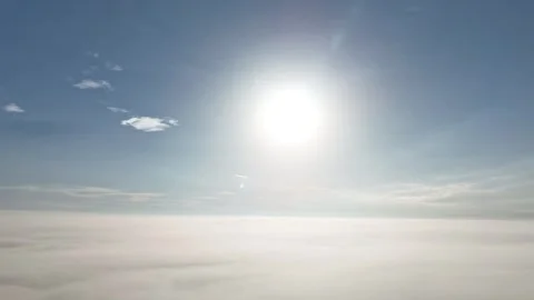 4K Hyperlapse Above Clouds With Sun and Blue Sky Stockbeeldmateriaal 337539101