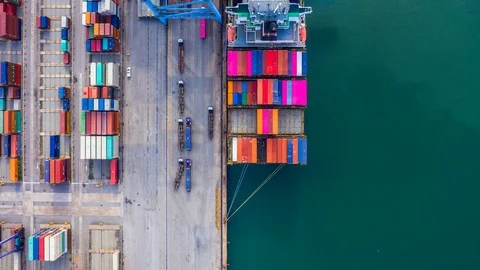 4k Hyperlapse aerial view container ship loading and unloading in deep sea port. Vidéo 107804141